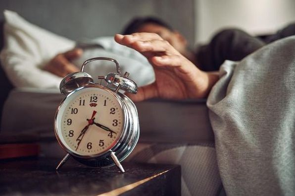 Перехід на зимовий час. Як він впливає на організм і чи потрібен?