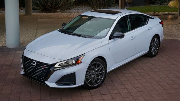 Обзор Nissan Altima 2023 года: Хороший, но не исключительный