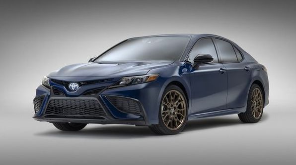 Обзор Toyota Camry 2023 года: Подождите, эта Camry вроде как крутая?