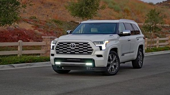 Обзор Toyota Sequoia 2023 года: Несколько шагов вперед, несколько шагов назад