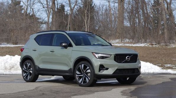 Обзор Volvo XC40 и XC40 Recharge 2023 года: Газ или электричество? Вы не ошибетесь