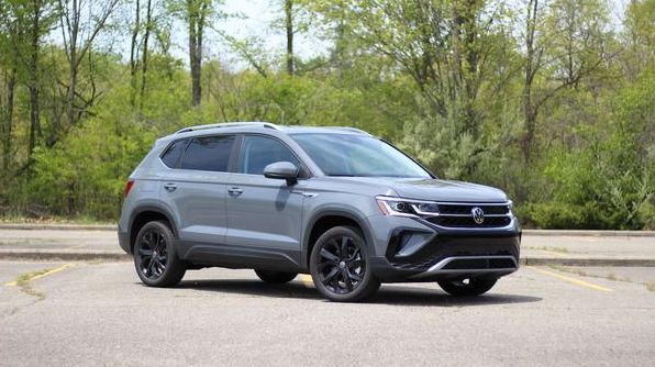 Обзор VW Taos 2023 года: Удивительно дружелюбный к семье маленький внедорожник